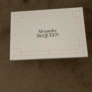 Looks new, very clean, leather has no creases!